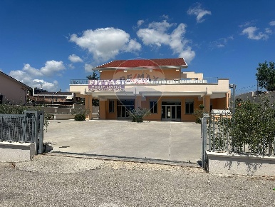 Foto Locale commerciale a Benevento Ponticelli di 1700 m² con 1 locali