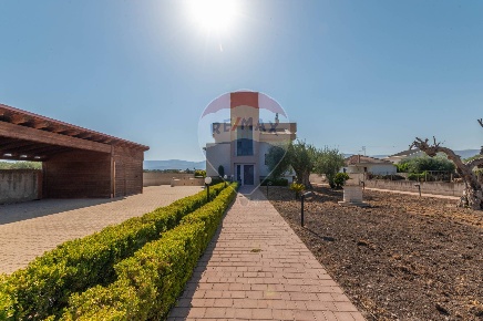 Foto Villa singola a Comiso Centro di 360 m² con 14 locali in vendita