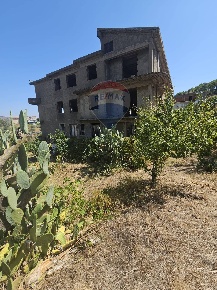 Foto Rustico in Via Toniolo, Mirabella Imbaccari di 1200 m² con 36 locali