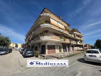 Foto Negozio in Via Saussett Le Pins, Lariano di 70 m² con 4 locali