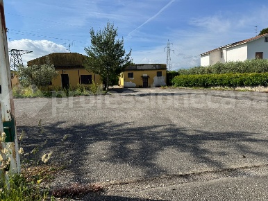 Foto Laboratorio in Via S.S. 85 venafrana, Pozzilli di 257 m² con 2 locali