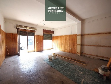 Foto Negozio a Bolano di 45 m² con 2 locali in affitto