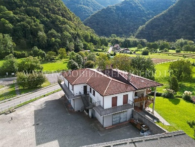 Foto Casa indipendente in Via per il Colle, Carenno di 424 m² con 5 locali