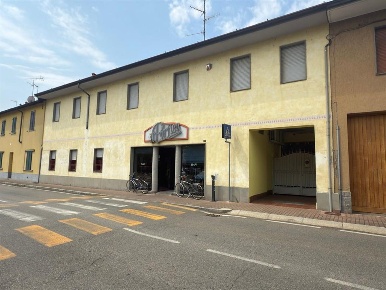 Foto Negozio in via roma, Arluno Centro di 450 m² con 10 locali in vendita