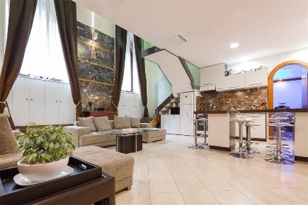 Foto Appartamento in Via Chiaravalle, Milano Missori di 230 m² con 5 locali