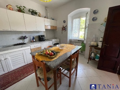 Foto Case semi ndipendenti in via pelucara, Carrara di 110 m² con 4 locali