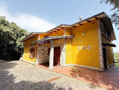 Foto Casa indipendente a Perugia di 400 m² con 10 locali in vendita