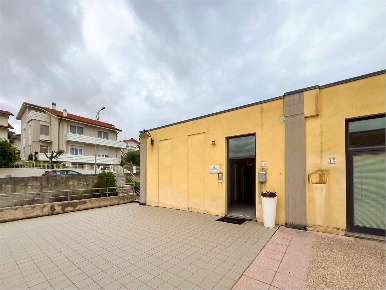 Foto Ufficio in via delle Betulle 1/H, Montemarciano di 145 m² con 8 locali
