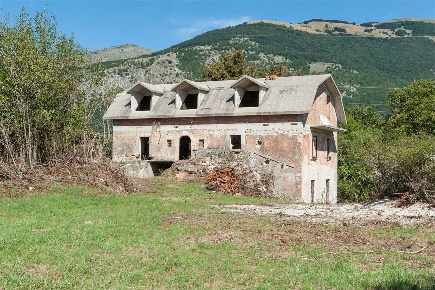 Foto Casa indipendente a Scontrone di 250 m² con 8 locali in vendita
