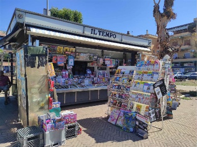 Foto Negozio in Via Roma, Ladispoli Zona Domitilla di 10 m² con 1 locali