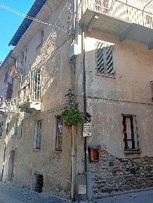 Foto Appartamento in via Roma, Donnas Centro di 157 m² con 6 locali