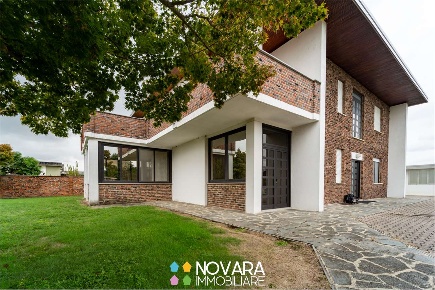 Foto Villa unifamiliare in VIA TICINO 151, Galliate di 230 m² con 7 locali