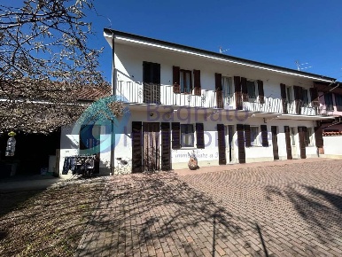 Foto Villa bifamiliare a Robbio di 301 m² con 7 locali in vendita