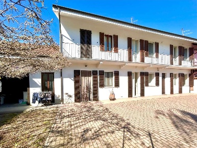 Foto Villa bifamiliare a Robbio di 301 m² con 7 locali in vendita