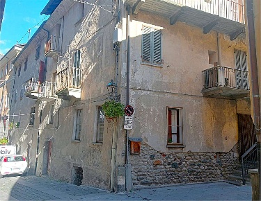 Foto Appartamento in via roma, Donnas Centro di 128 m² con 6 locali