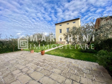 Foto Villa unifamiliare a Lucca San Concordio di 300 m² con 8 locali