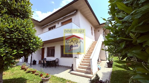 Foto Villa unifamiliare a Vicopisano Centro di 450 m² con 10 locali