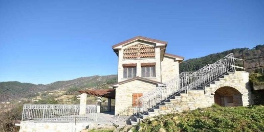 Foto Rustico a Pietrasanta di 300 m² con 6 locali in vendita