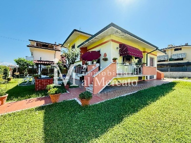 Foto Casa indipendente a Viareggio Torre del Lago di 244 m² con 7 locali