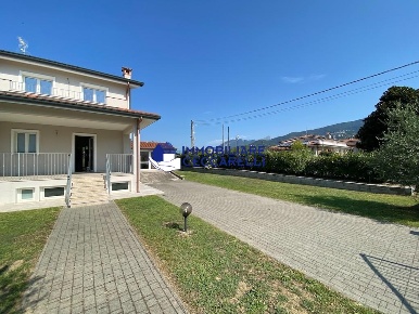 Foto Villa a schiera a Montignoso Marina Verde, Renella di 180 m²