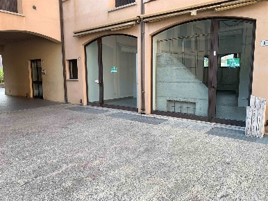 Foto Negozio a Fara Gera d'Adda Centro di 115 m² con 2 locali in vendita