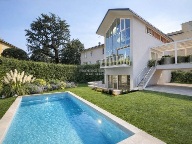 Foto Villa unifamiliare in Via Carducci, Vimercate Centro di 270 m²
