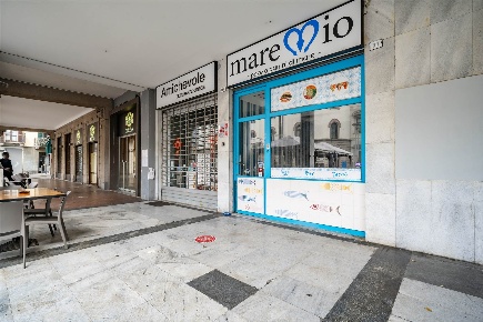 Foto Negozio in Piazza XX Settembre  37, Lecco Centro di 50 m² con 2 locali