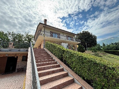 Foto Casa indipendente a Fiastra San Lorenzo Al Lago di 147 m² con 4 locali