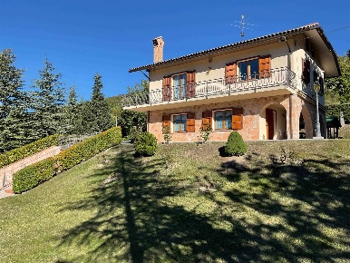 Foto Casa indipendente a Fiastra San Lorenzo Al Lago di 220 m² con 4 locali