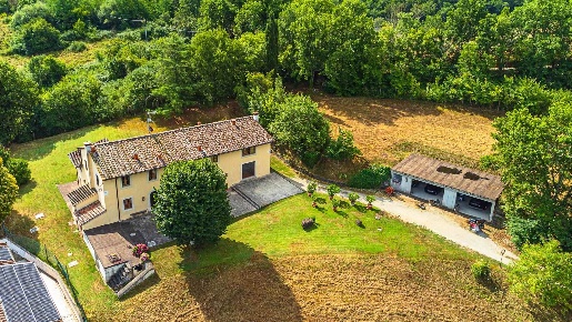 Foto Villa unifamiliare a Borgo San Lorenzo di 380 m² con 11 locali