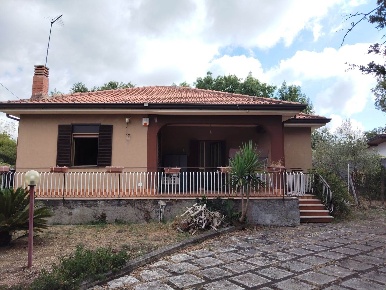 Foto Villa unifamiliare in Via Ercole Patti 32, Aci Sant'Antonio di 97 m²