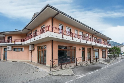 Foto Negozio in Via Kaolack 22, Aosta Centro di 83 m² con 4 locali