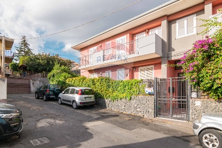 Foto Appartamento in Via Santa Caterina, Trecastagni di 119 m² con 4 locali