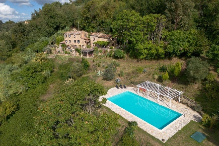 Foto Rustico a Volterra di 400 m² con 19 locali in vendita