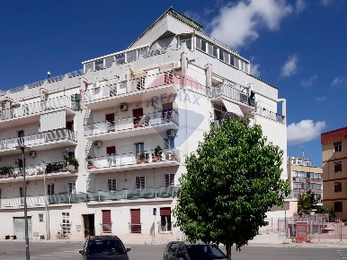 Foto Appartamento in Via Vincenzo Amati, Modugno di 101 m² con 3 locali