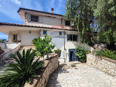 Foto Villa unifamiliare in Località Feroni, Sessa Aurunca Carano di 424 m²