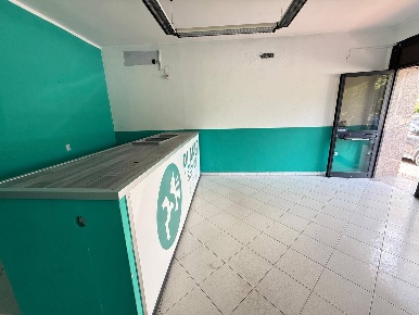 Foto Negozio in via kennedy, Caserta Acquaviva di 120 m² con 3 locali