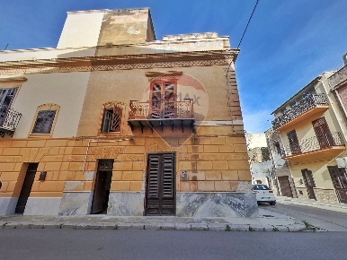 Foto Appartamento in Via G. Orlando, Cinisi Centro di 120 m² con 6 locali