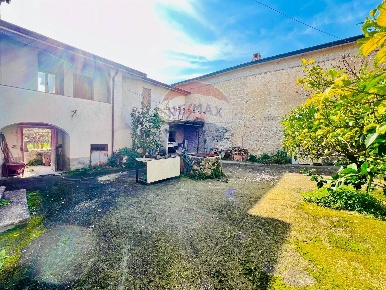 Foto Casa indipendente a Baia e Latina Baia di 256 m² con 7 locali