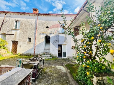 Foto Casa indipendente in Via Contra Volturno, Baia e Latina Baia di 256 m²