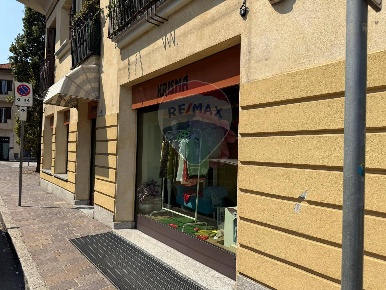 Foto Negozio in via Brisa, Parabiago Centro di 120 m² con 2 locali