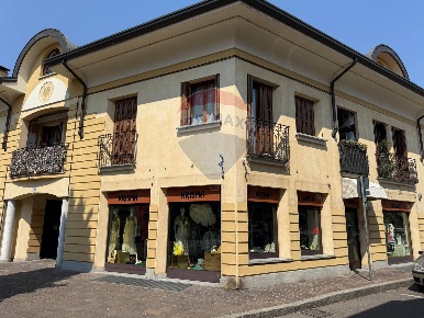 Foto Negozio in via Brisa, Parabiago Centro di 120 m² con 2 locali