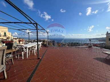 Foto Appartamento a Napoli Vomero di 202 m² con 6 locali in vendita