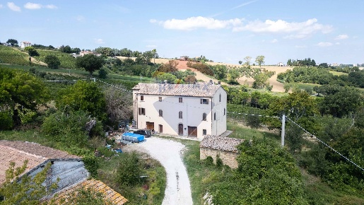 Foto Case semi ndipendenti in Via Pietrone, Cupramontana di 150 m²