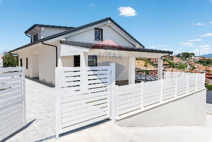 Foto Appartamento in Via Carlo Cattaneo, Monterotondo di 240 m² in vendita