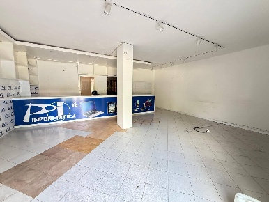 Foto Negozio in VIA KENNEDY, Caserta Acquaviva di 95 m² con 2 locali