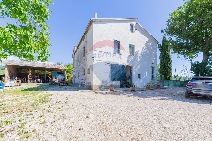 Foto Rustico in strada provinciale 75, Teramo di 300 m² con 11 locali