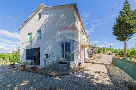 Foto Rustico in strada provinciale 75, Teramo di 300 m² con 11 locali