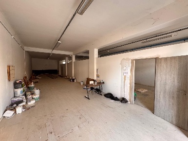 Foto Locale commerciale a Ponsacco di 470 m² con 1 locali in vendita