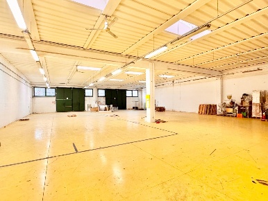 Foto Capannone industriale a Ponsacco di 780 m² con 2 locali in vendita